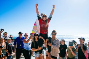 Momento “mágico”: surfista compartió ola con una manada de delfines y ganó campeonato mundial (FOTO)