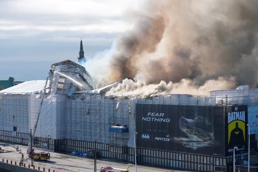 Un incendio en uno de los edificios más antiguos de Copenhague ocasionó el derrumbe de la aguja de su torre