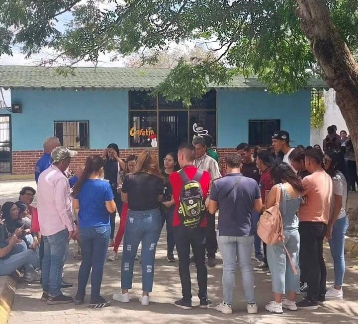 ¡Insólito! En el patio reciben clases estudiantes de la Unerg en Valle de la Pascua