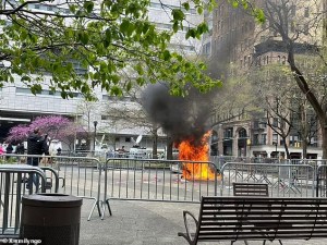 Hombre se prende en llamas frente al tribunal donde se lleva a cabo el juicio a Trump (VIDEO)