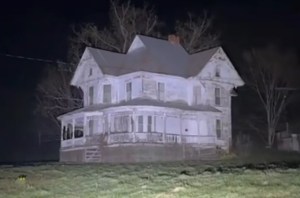 “Había ruidos extraños”: caminó hacia una casa abandonada y grabó algo aterrador (VIDEO)