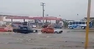 En Valencia conductores deben sortear entre lagunas tras fuertes lluvias #18Abr (Videos)