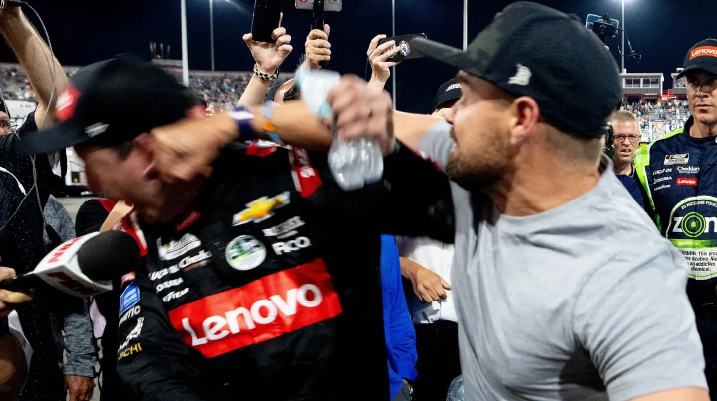 Brutal pelea en la Nascar: dos pilotos se agarraron a golpes tras la carrera (VIDEO)