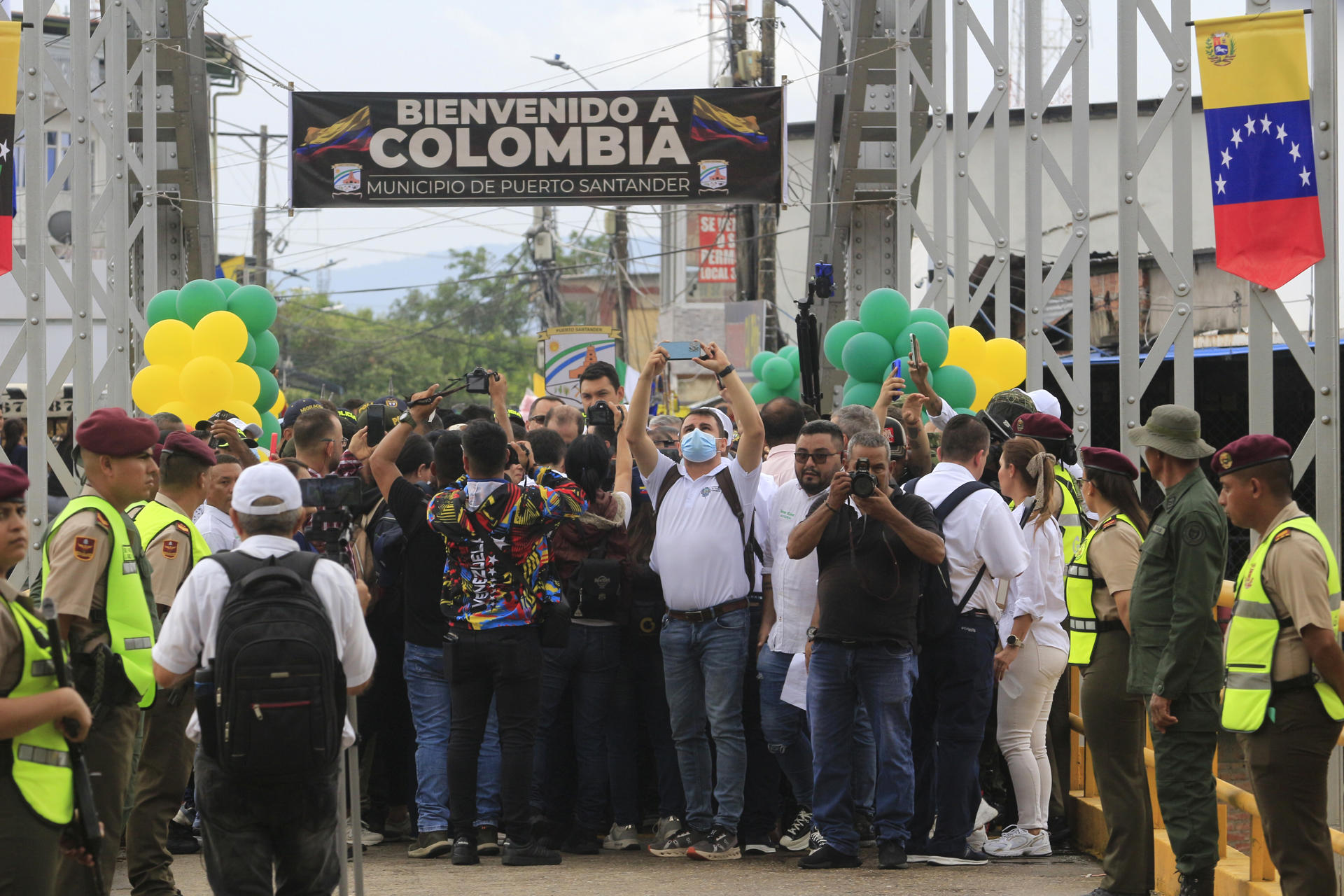 Colombia y Venezuela abrieron paso vehicular en el puente internacional La Unión