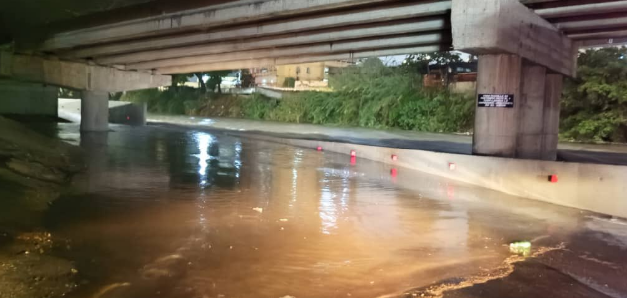 VIDEO: el río Guaire se desbordó en Petare debido a los intensos chubascos en toda Caracas