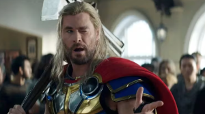 La razón por la que Chris Hemsworth odiaba usar la capa de Thor