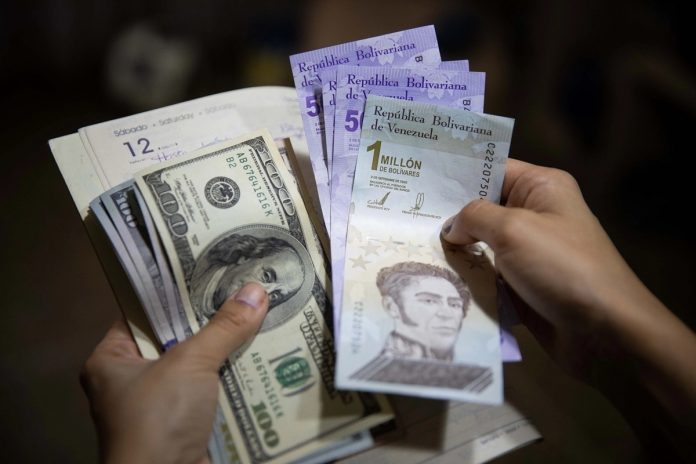 Así puedes depositar dólares en efectivo en Venezuela