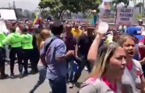 Enfrentamiento en Plaza Venezuela no detuvo la marcha de trabajadores este #1May (Video)