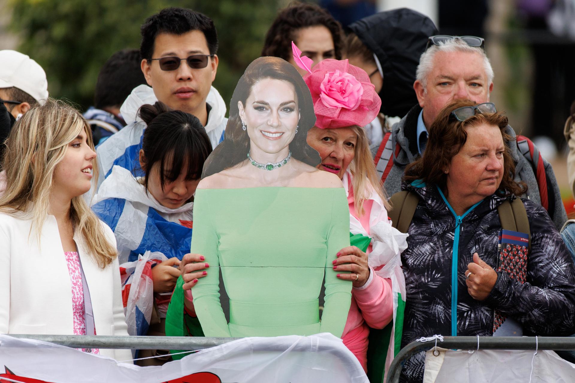 Kate Middleton desata lo locura: una gemela en cartón piedra, pancartas y mucha alegría