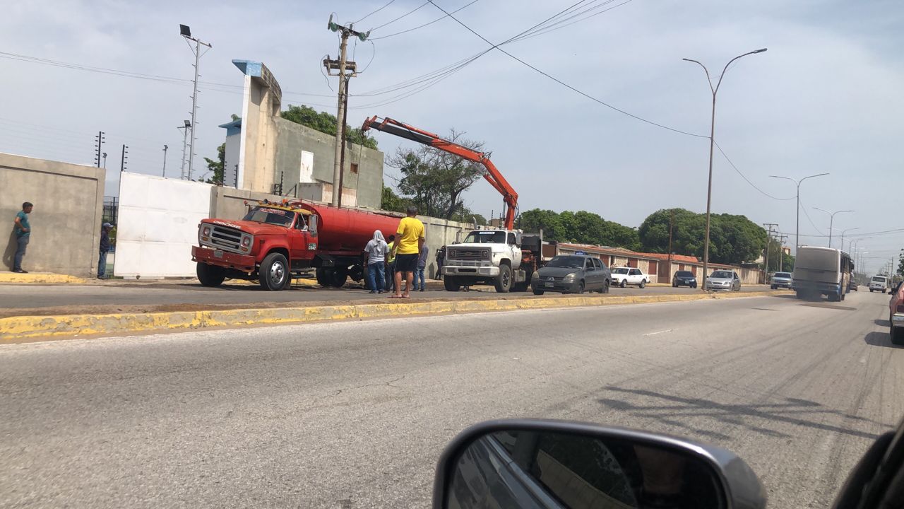 Camión cayó dentro de “mega cráter” en una calle de Maracaibo (Fotos)