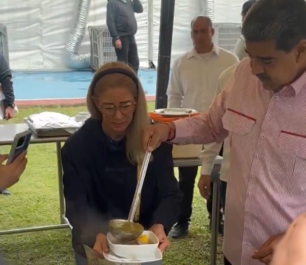 Nicolás Maduro no se aguantó y se puso a comer en cámara para imitar la espontaneidad de Edmundo González