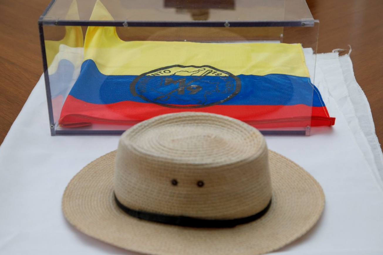 Gustavo Petro reconoció como “patrimonio cultural” el sombrero del último guerrillero del M-19