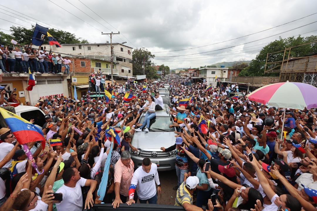 La original improvisación con la que recibieron a María Corina Machado en el sur de Aragua (VIDEO)