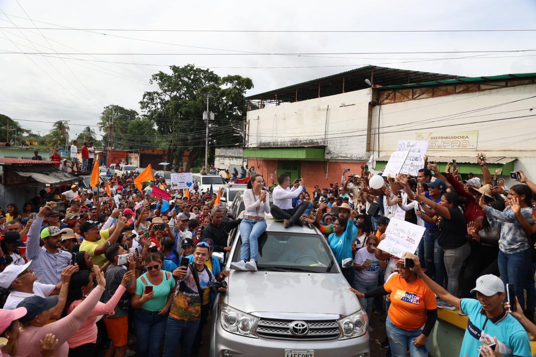 VIDEO: guariqueños quitaron obstáculos del Psuv en el camino para el paso de la caravana de María Corina