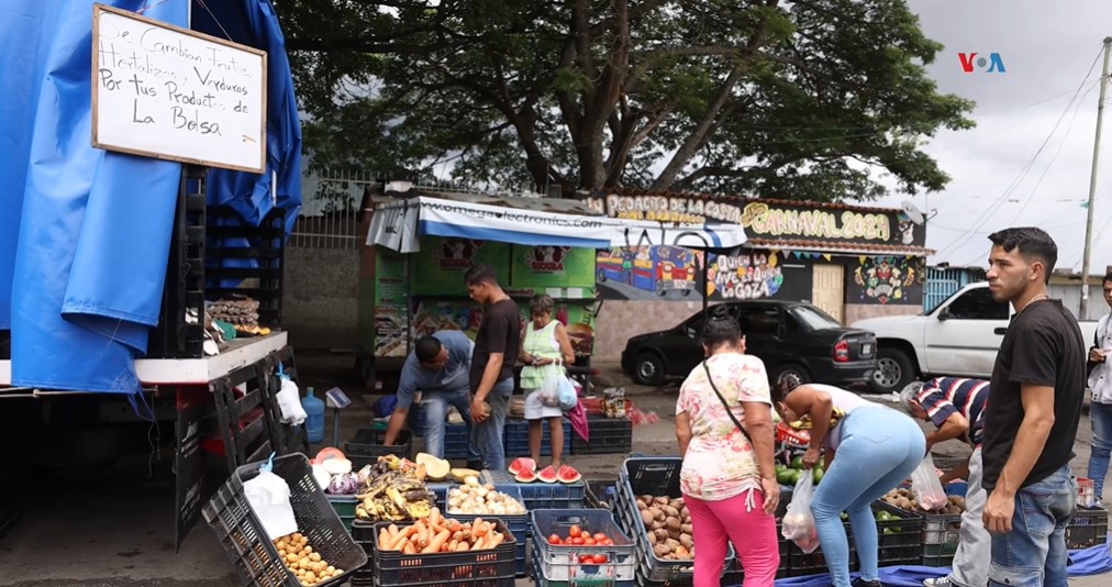Dañadas, con gusanos y telarañas: Las polémicas bolsas de alimentos que da Maduro en Venezuela y que nadie quiere comer (Video)