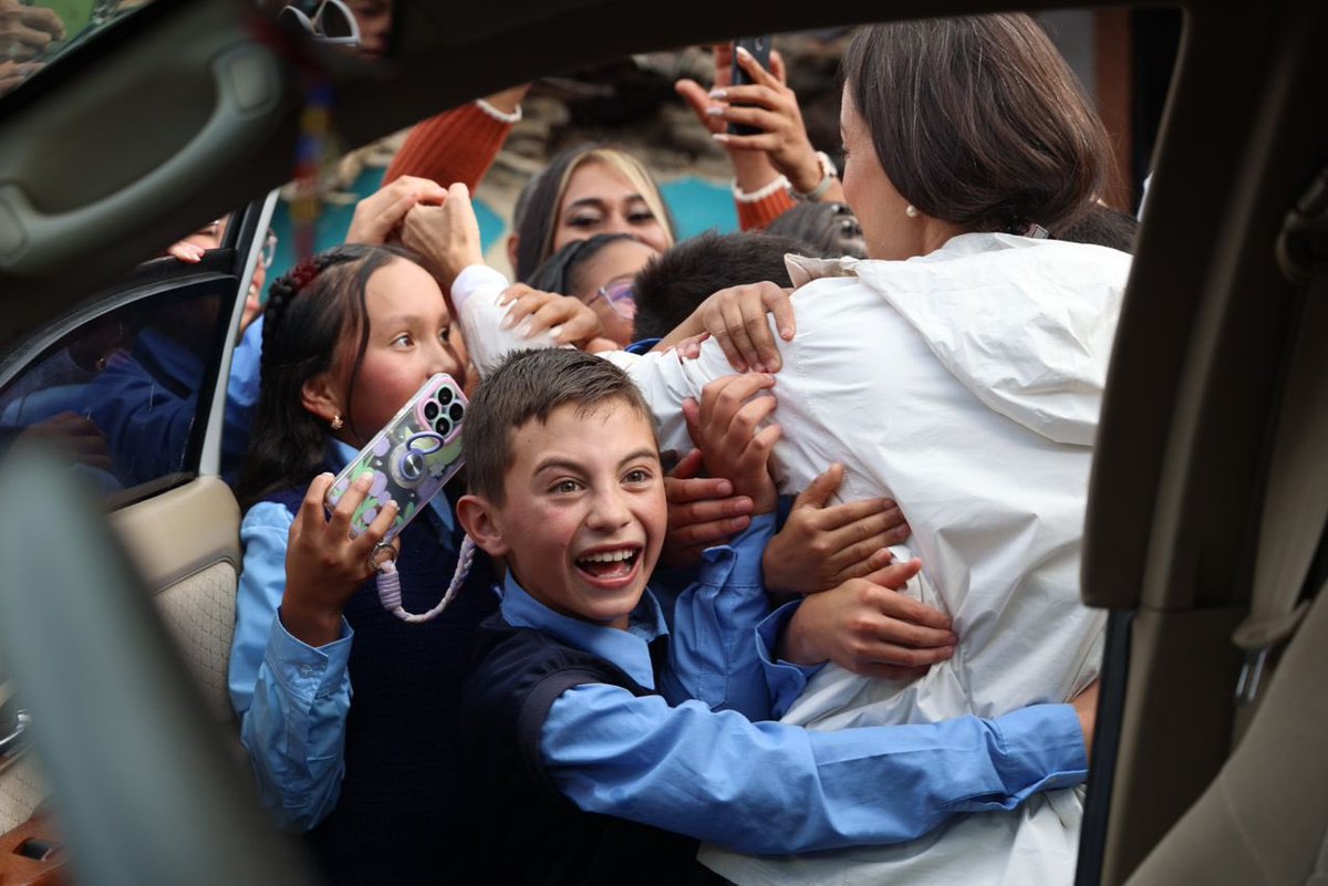 VIDEO: María Corina halló una grata sorpresa y muchos abrazos en colegio de San Rafael de Mucuchíes