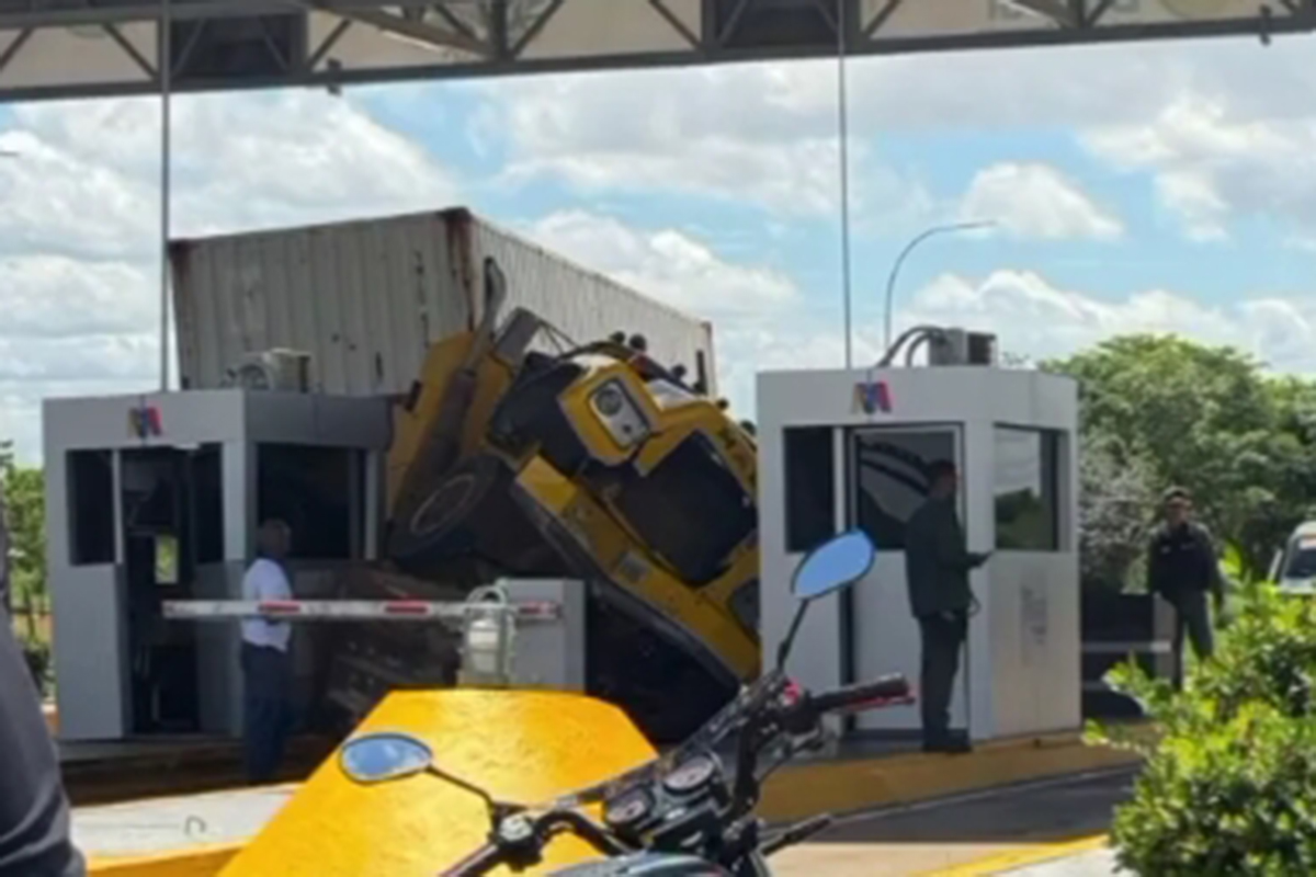 Clap-tortazo: Gandola con productos chavistas se estrelló contra peaje en Anzoátegui (VIDEO)