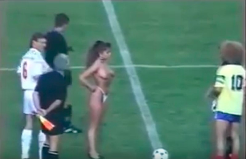 VIDEO: El día en que una actriz porno dio la patada inicial en un partido de fútbol… con las LOLAS al descubierto