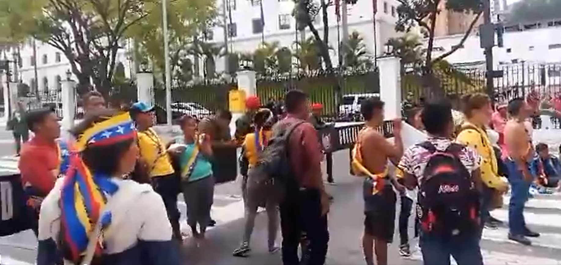 Yukpas protestaron frente a Miraflores exigiendo respeto a sus derechos y pago de artesanías