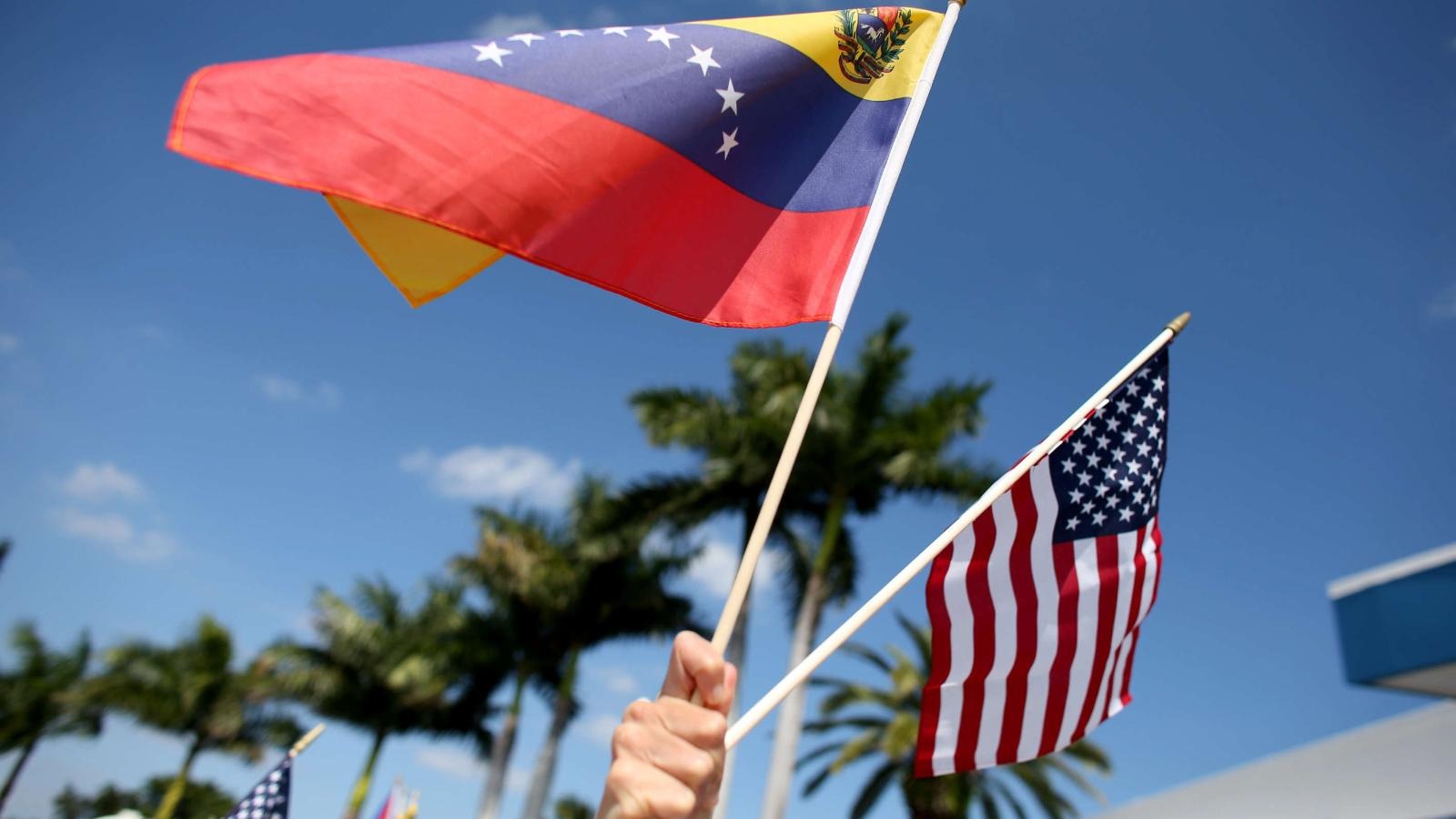 Esperando un cambio: Venezolanos del sur de Florida se preparan para la elección presidencial