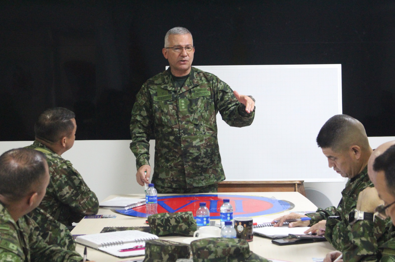 Comandante del Ejército de Colombia negó verosimilitud de planes paramilitares contra Maduro (VIDEO)