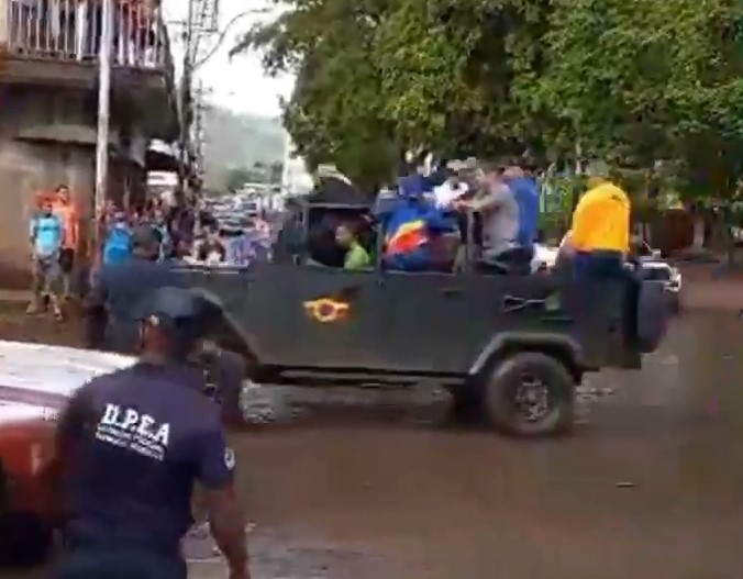 “No hay nadie, tres pelagatos”: VIDEO evidencia solitario paso de Maduro por afectadas calles de Cumanacoa