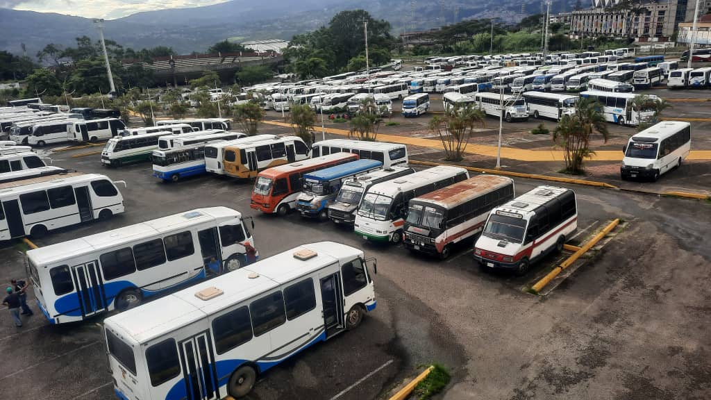 Maduro lo volvió a hacer: llenó de buses estacionamiento de la Plaza de Toros de San Cristóbal