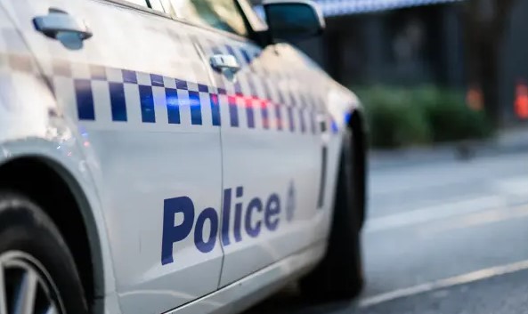 Policía australiana acusa a un hombre de asesinato al quemar su casa con su familia dentro