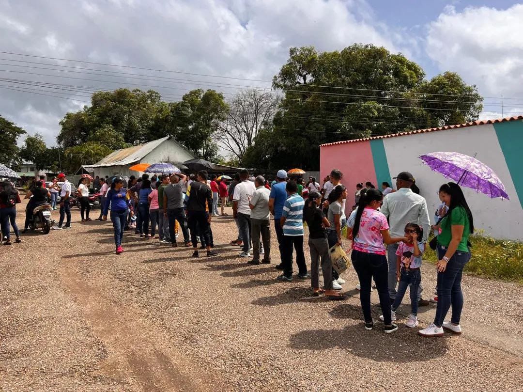 Afluencia de votantes se mantiene en centros electorales del Guárico