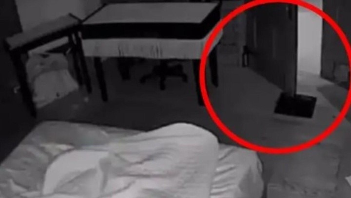 ¡De miedo! Escalofriante VIDEO muestra actividad paranormal en el dormitorio de una pareja