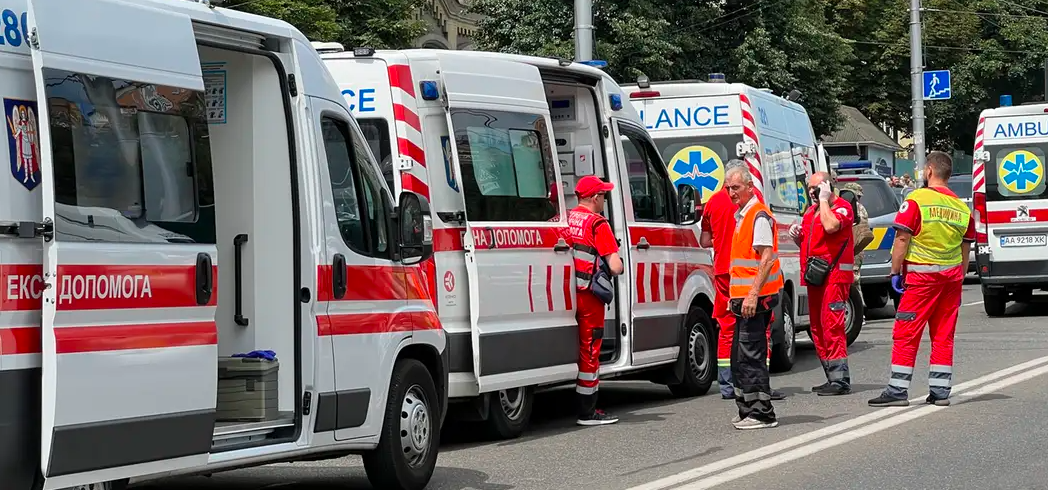 Trasladan al extranjero a 12 niños que recibían tratamiento en hospital atacado por Rusia