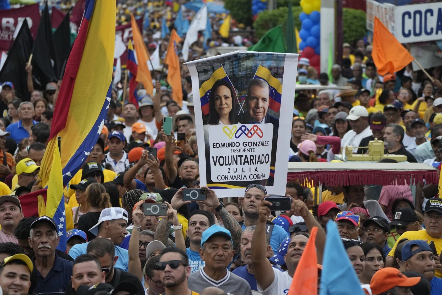 AP: Nicolás Maduro enfrenta la contienda electoral más dura de su década en el poder