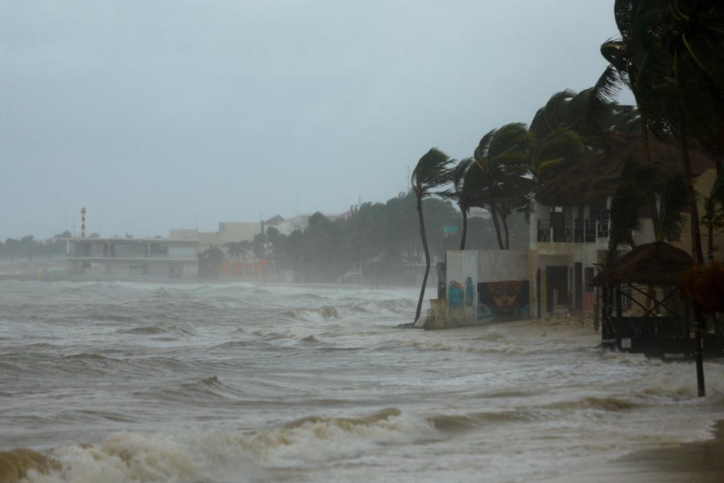 El huracán Beryl se dirige al sur de Texas tras acabar con la vida de 10 personas en el Caribe