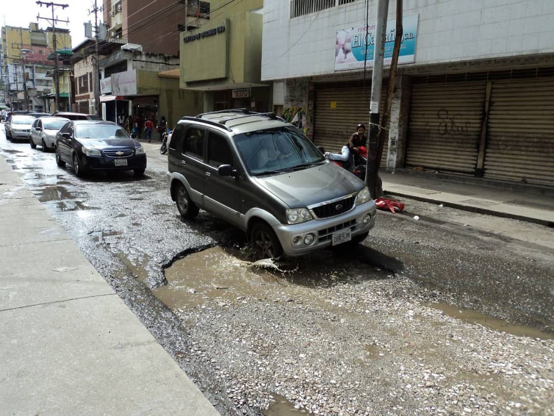 Mal estado de la calle Boyacá en Maracay afecta comercio y movilidad de los ciudadanos