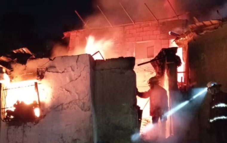 Al menos tres fallecidos dejó incendio en una vivienda en Catia este #24Sep (Imágenes)