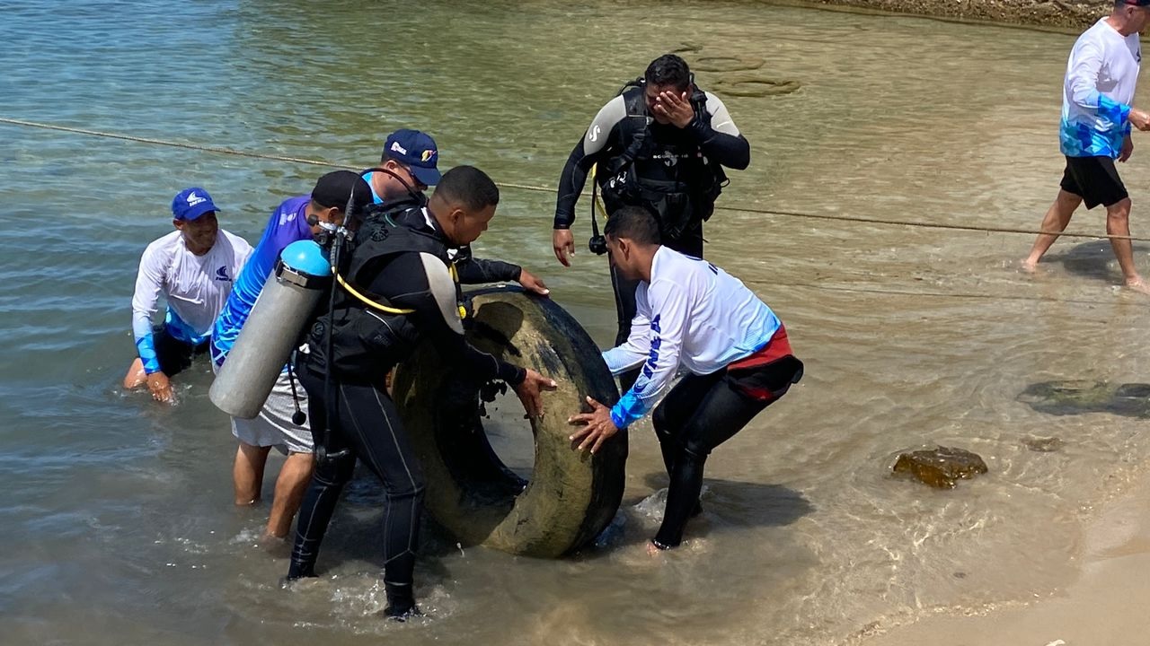 Instituciones organizaron jornada de limpieza en Araya a propósito del Día Mundial de las Playas