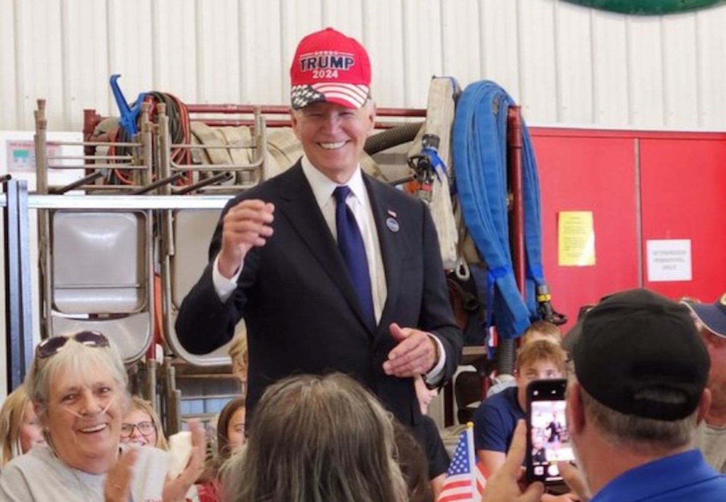 VIDEO: El inesperado momento en que Biden se puso una gorra de la campaña de Trump