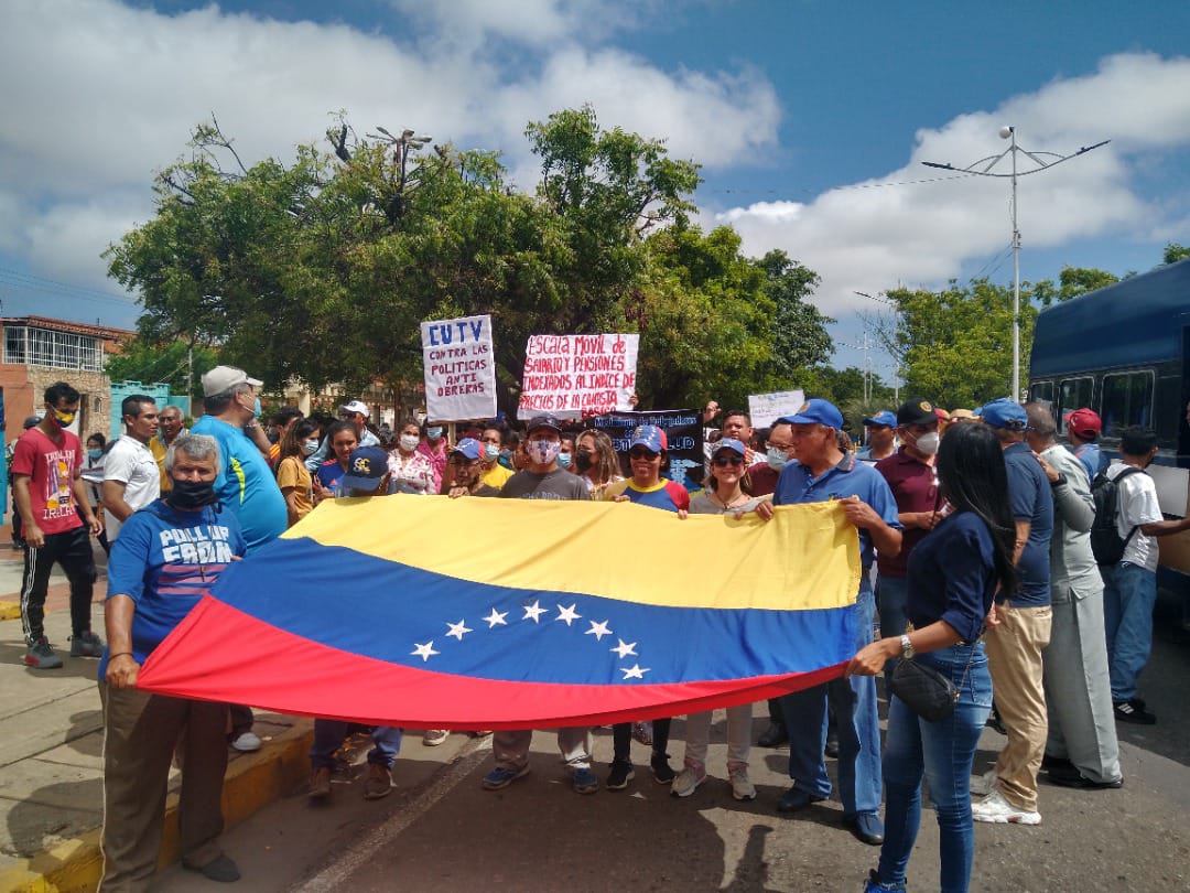 “No alcanza ni para hacer cinco hallacas”: Trabajadores públicos en Anzoátegui se quejan del pírrico adelanto de aguinaldos